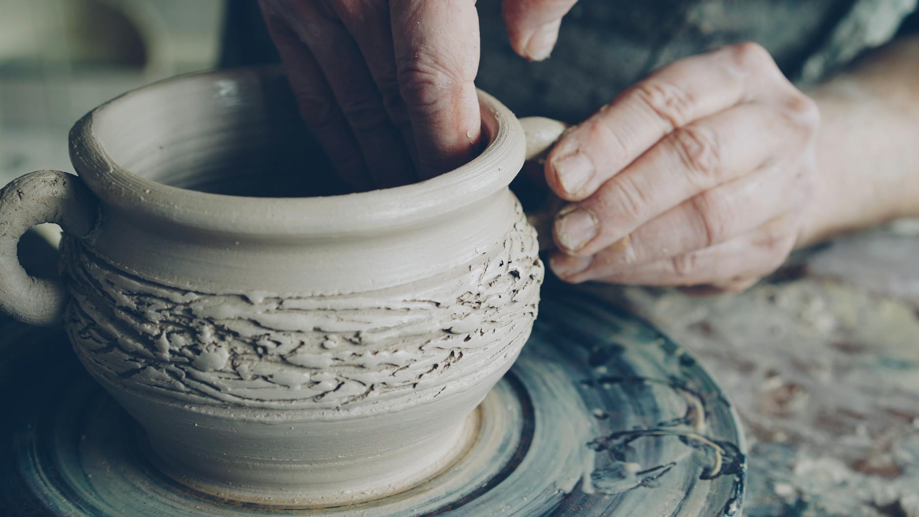Read more about the article Hand Building vs Wheel Throwing: Which Should You Try First?